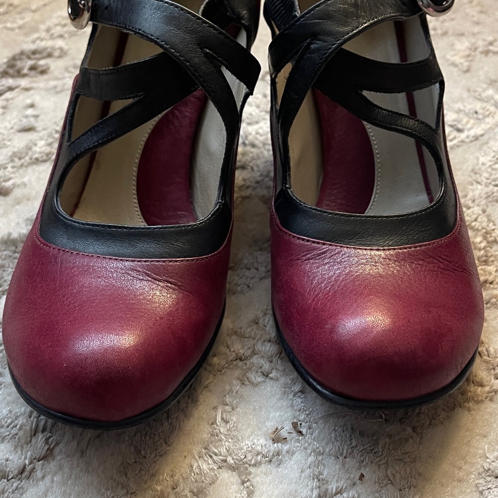 John Fluevog BELLEVUE PEARL HART CRISS-CROSSED MARYJANE HEEL Wine & black sz 8.5 - Picture 3 of 12